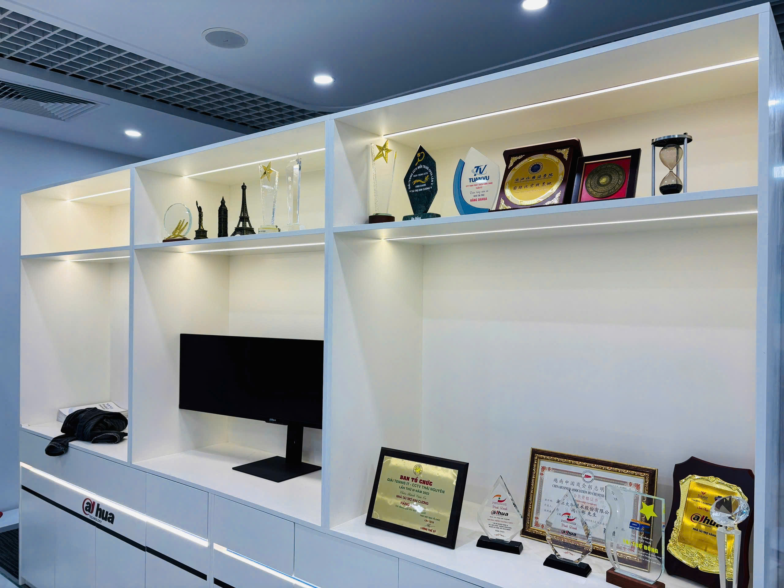 Lắp Đặt Đèn LED Tủ Trưng Bày
